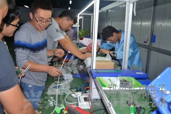 技術(shù)員在學(xué)習(xí)討論