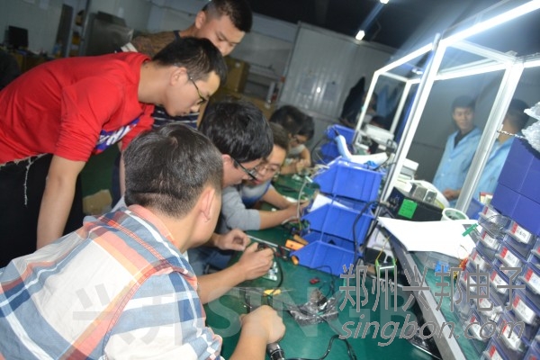 認(rèn)真學(xué)習(xí)討論中